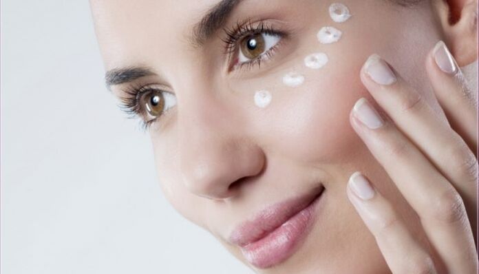 Rejuvenate the skin around the eyes with cream
