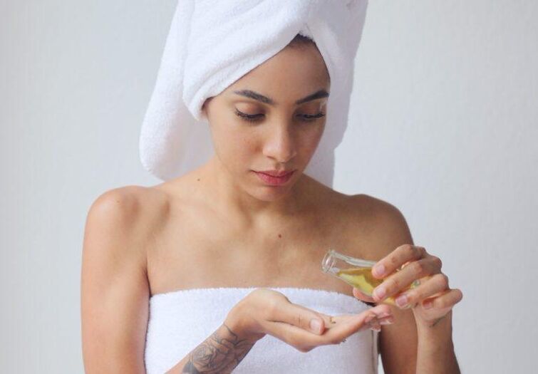 Girl uses oil to rejuvenate her skin